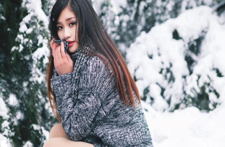 老熟女与年轻小伙的社会现象